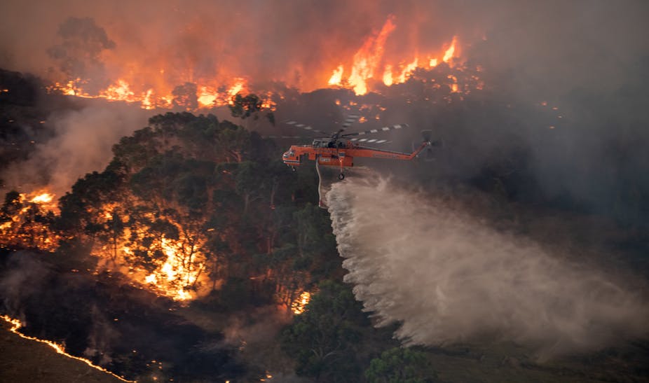 یک هلیکوپتر اطفا a حریق در نزدیکی Bairnsdale در Victoria's East Gippsland ، استرالیا با یک آتش سوزی مقابله می کند.